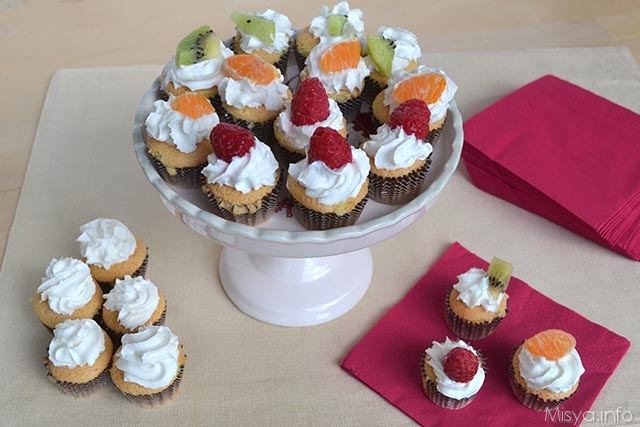 Dolcetti con panna e frutta