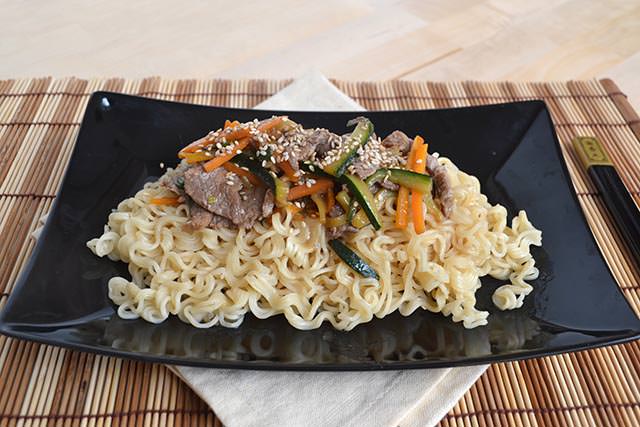 Noodles con manzo e verdure