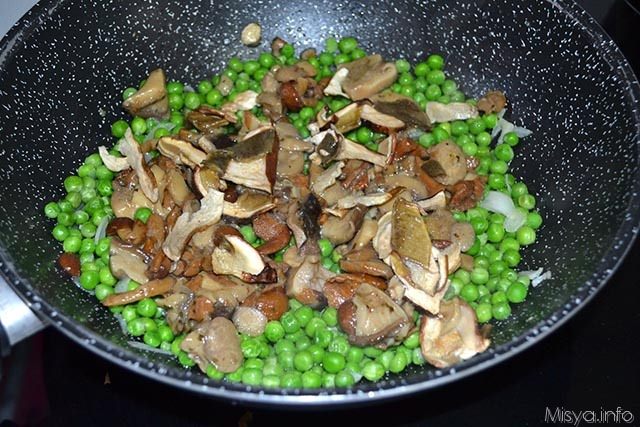 Funghi e piselli in padella 3