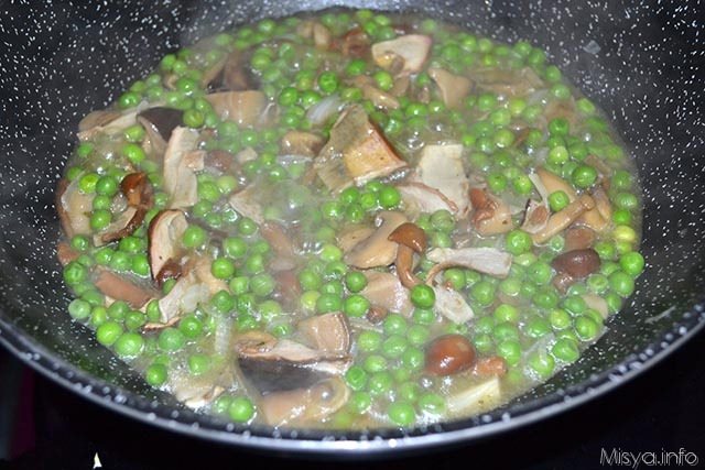 Funghi e piselli in padella 5