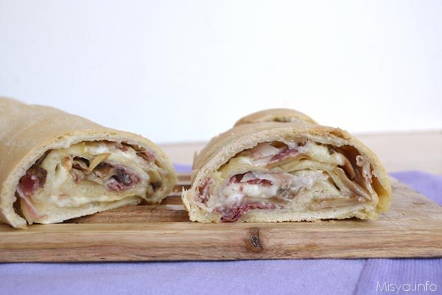 Rotolo di pizza pancetta e funghi