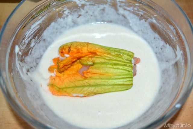 Fiori di zucca e gamberi in pastella 10