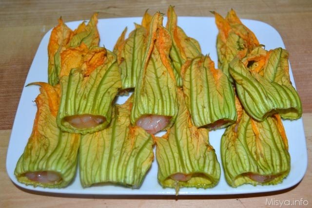 Fiori di zucca e gamberi in pastella 9