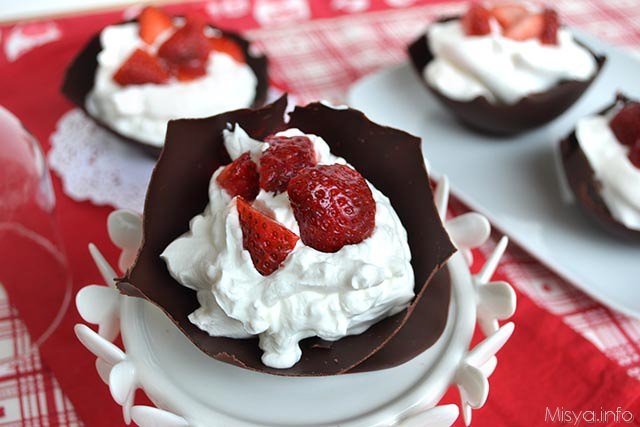 Coppette di cioccolato con panna e fragole