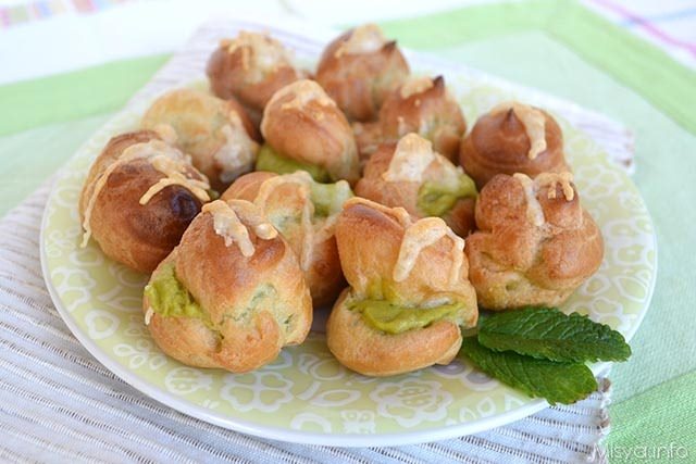 Bignè salati con crema di fave e piselli