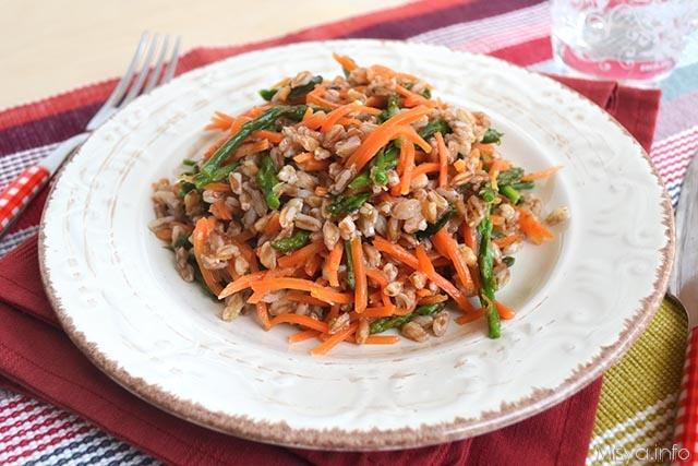 Farro con asparagi e carote