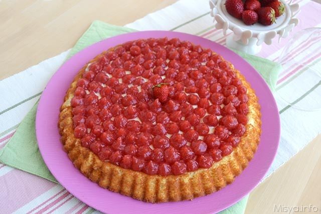 Crostata con base morbida alle fragole