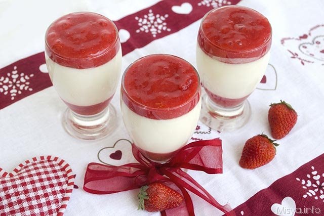 Panna cotta con gelatina di fragole