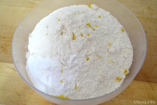 Mescolare il composto per il ciambellone