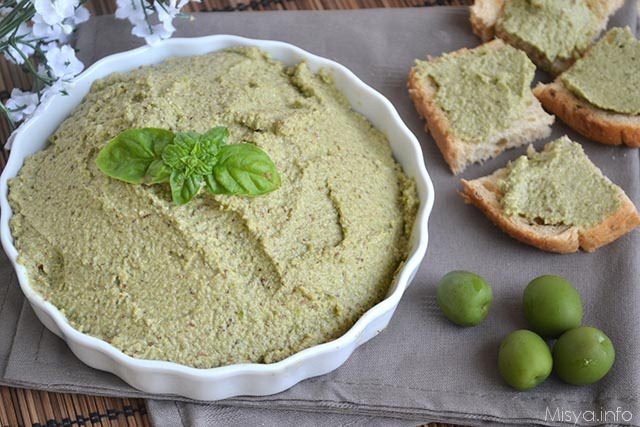 Patè di olive verdi e mandorle