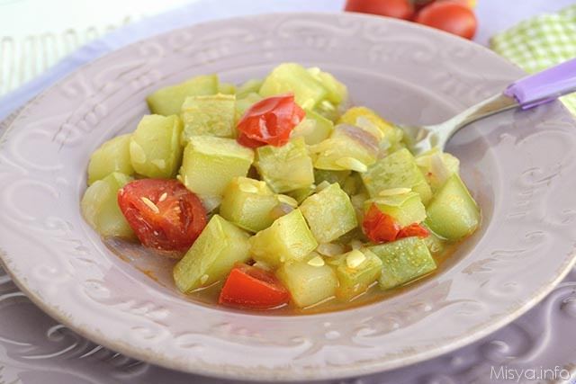 Zucchina lunga al pomodoro