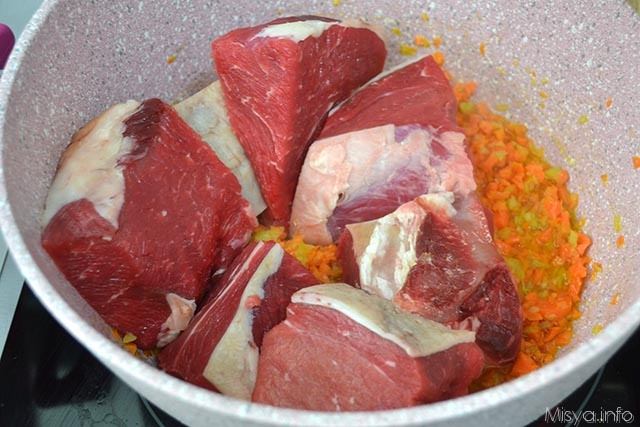 6 agiungere carne