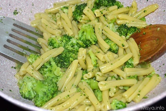 9 mescolare pasta e broccoli