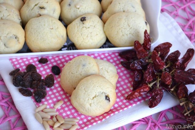 Biscotti con pinoli uvetta e peperoncino