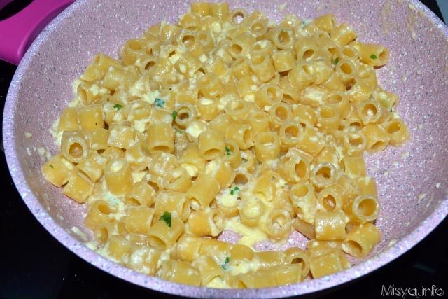 6 amalgamare pasta e uova