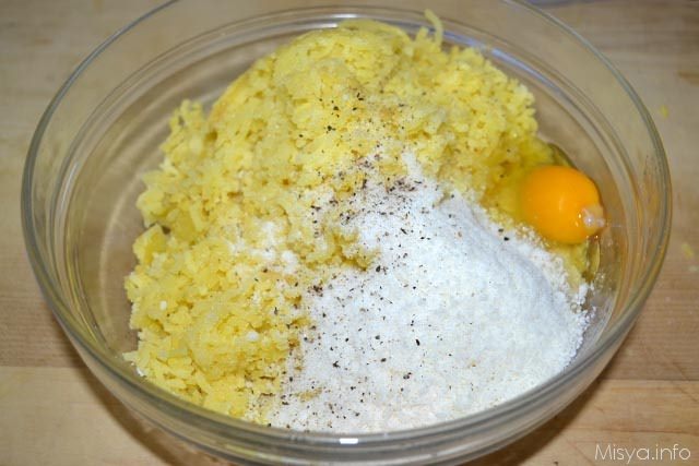 8 aggiungere patate uova