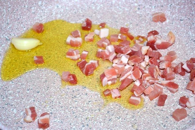 2 soffriggere aglio e pancetta