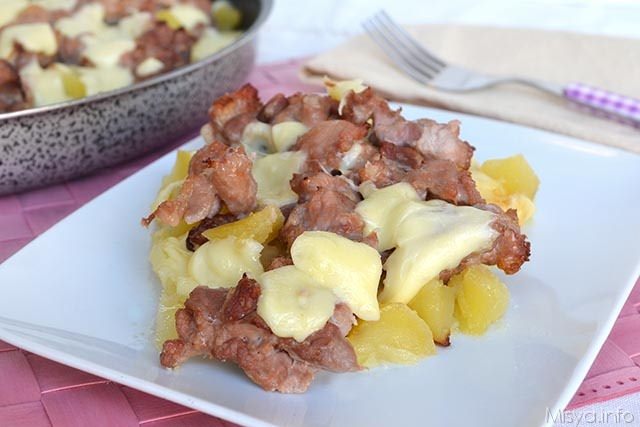 Patate con salsiccia e scamorza