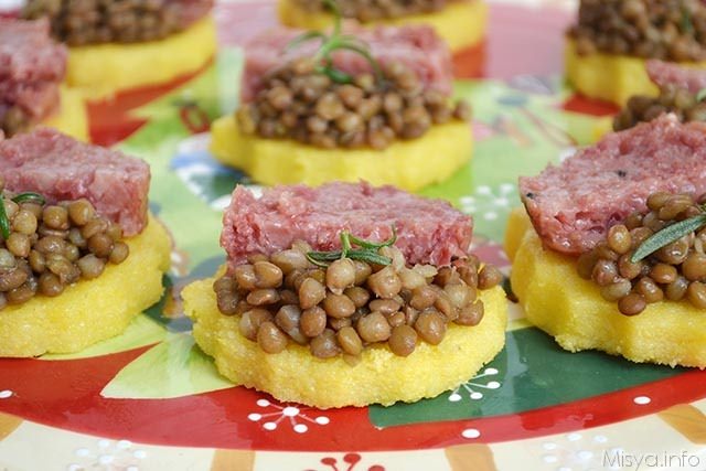 Tartine di polenta con lenticchie e cotechino