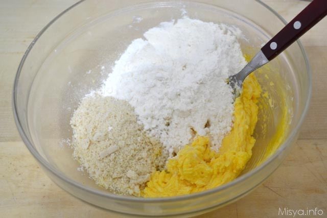5 aggiungere farina mandorle