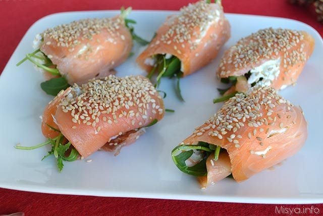 Involtini di salmone al sesamo