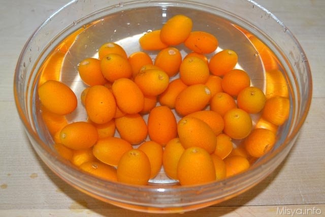 1 kumquat nell acqua