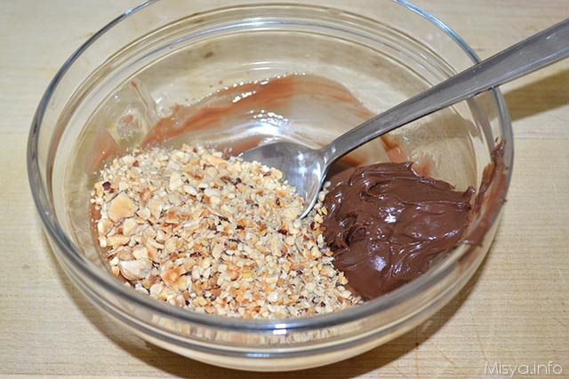 3 aggiungere nocciole nutella