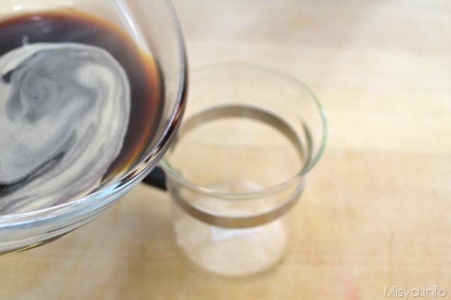 5 versare nel bicchiere