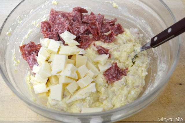 10 aggiungere salami e formaggio