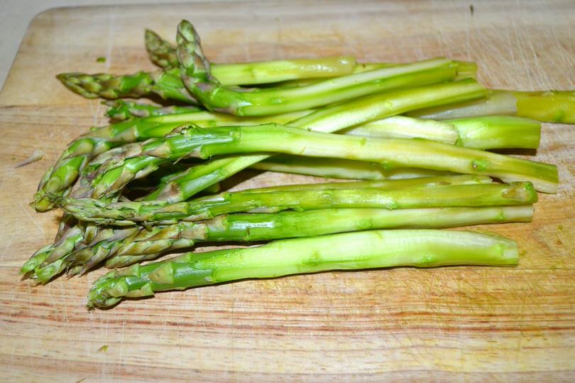 4 asparagi puliti