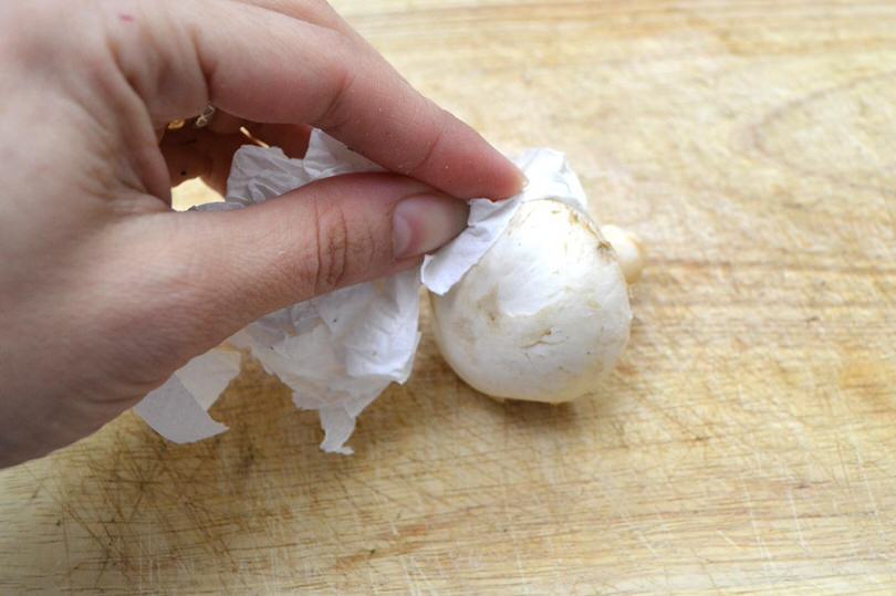 4 pulire con strofinaccio
