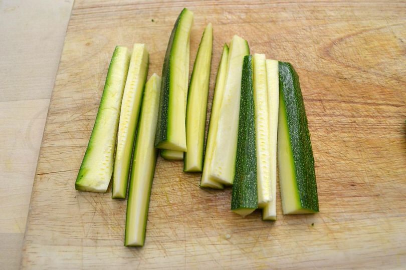 4 tagliare zucchine a listarelle