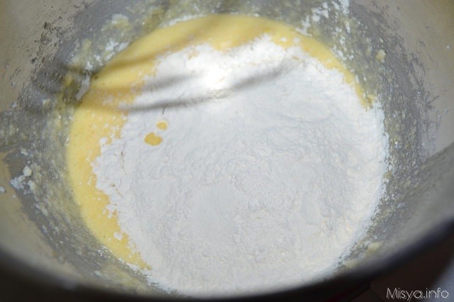 5 aggiungere farina