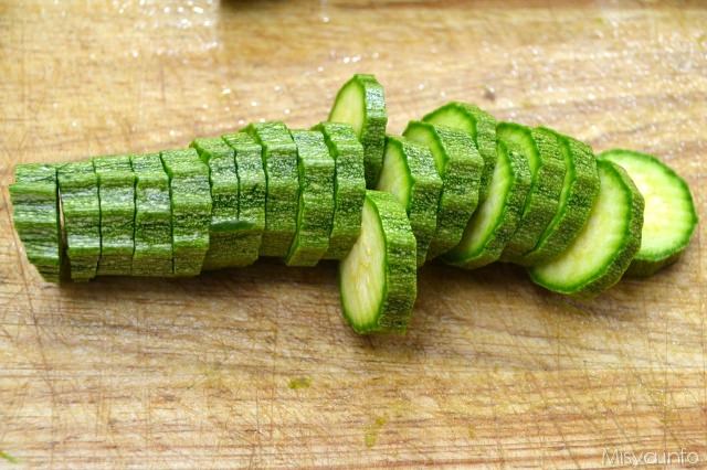 1 tagliare zucchine a rondelle