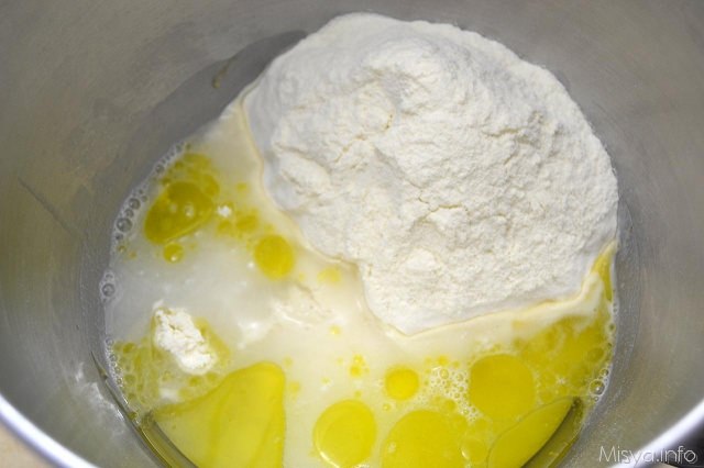 4 aggiungere olio e farina