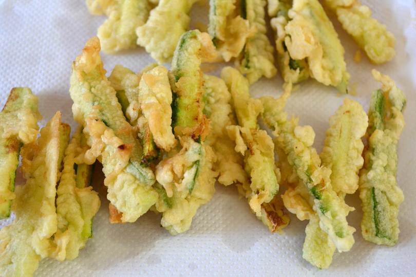 4 zucchine su carta assorbente