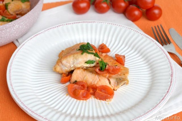 Salmone in padella con pomodorini