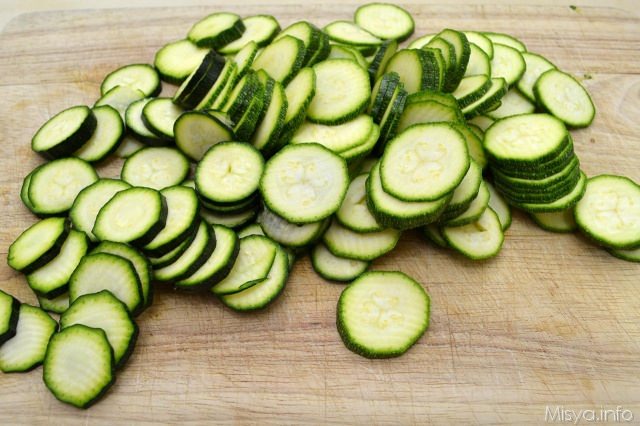 1 tagliare zucchine a rondelle