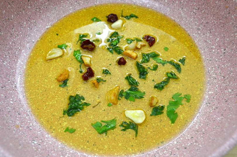 2 soffriggere in una padella con olio