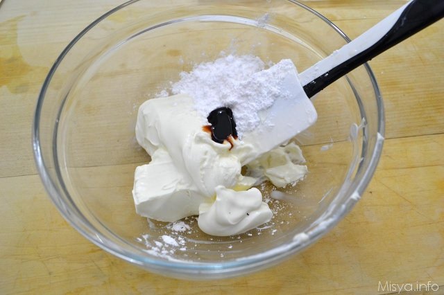 4 yogurt in una ciotola