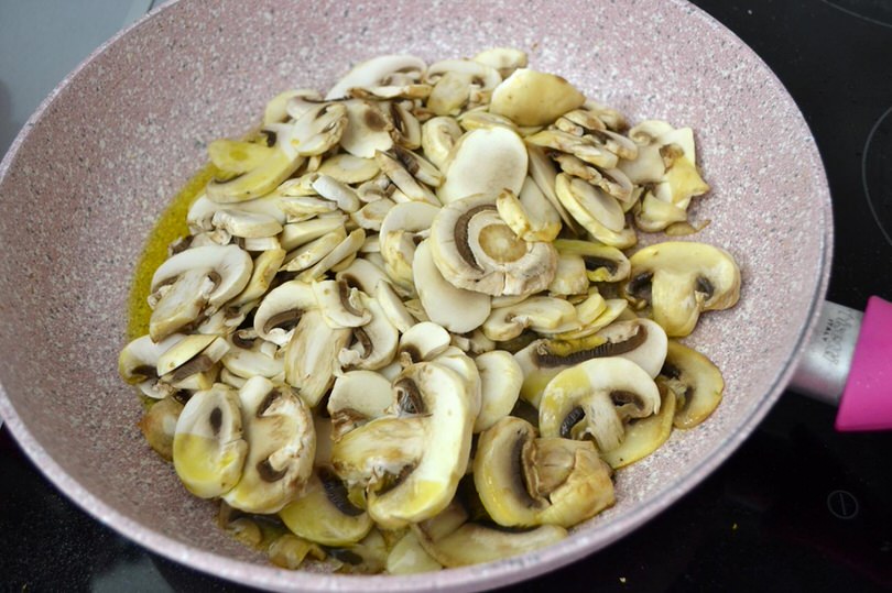 6 aggiungere funghi