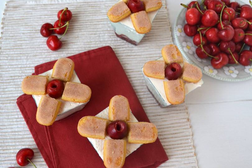 Bicchierini con ciliegie e mousse allo yogurt