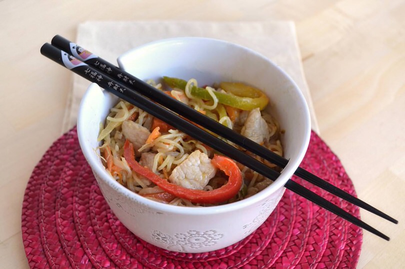 Noodles con maiale in agro