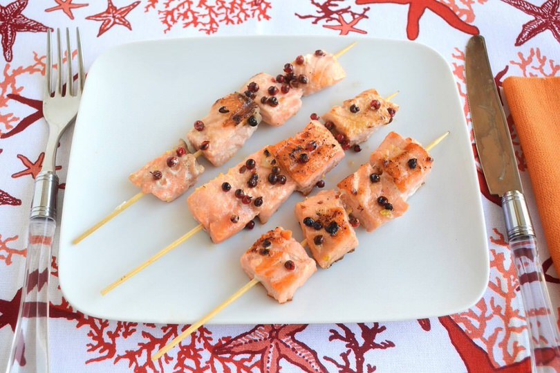 Spiedini di salmone al pepe rosa