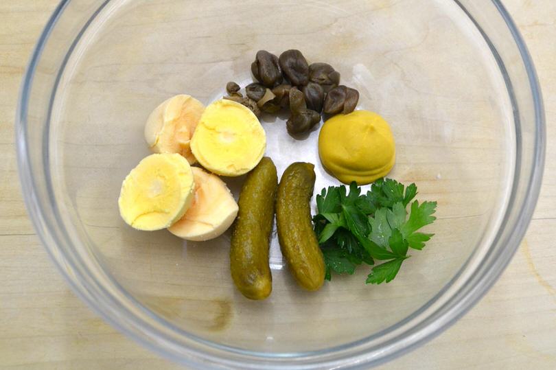 cetriolini uova capperi