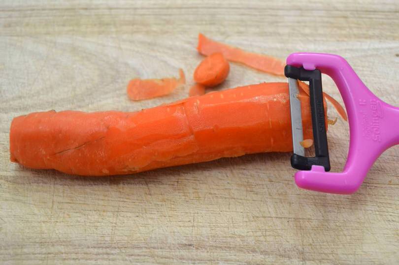 lavare e pelare carota
