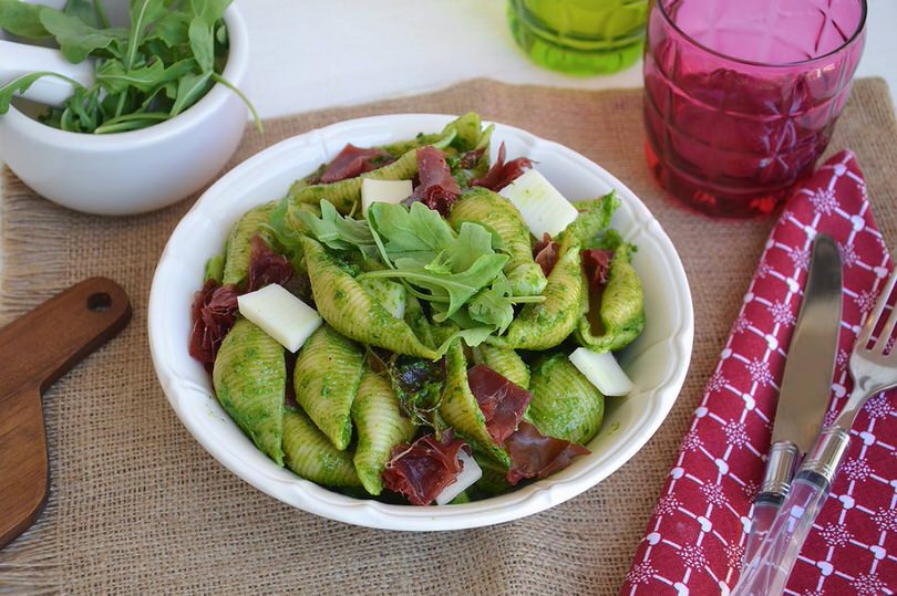 Insalata di pasta con rucola e bresaola