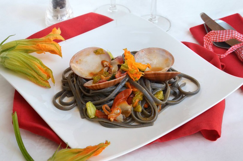 Spaghetti con fasolari e fiori di zucca