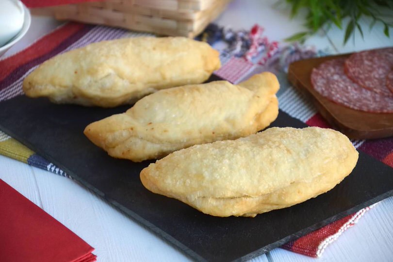 Pizza fritta ricotta e salame
