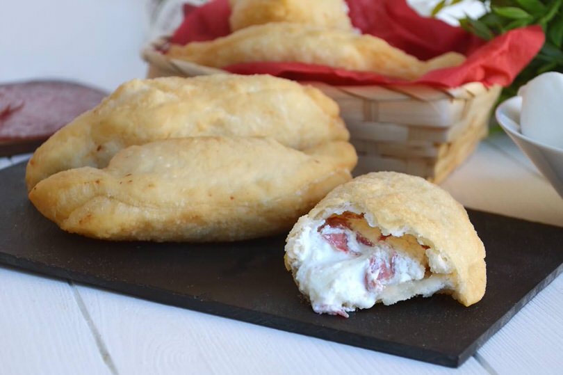 Pizza fritta ricotta e salame